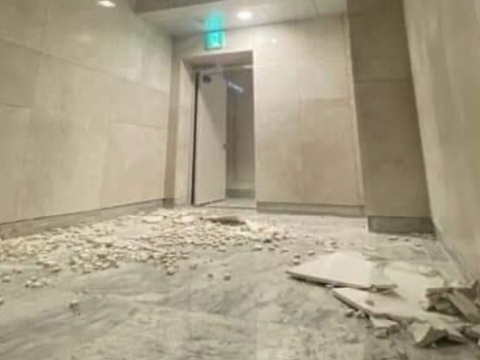 지난달 31일 서울 강남구 한 아파트에서 대리석 내벽이 무너져 내렸다.  <사진=네이버 부동산스터디>